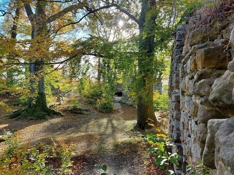 Nadvoří hradu Děvín, foto Geopark Ralsko